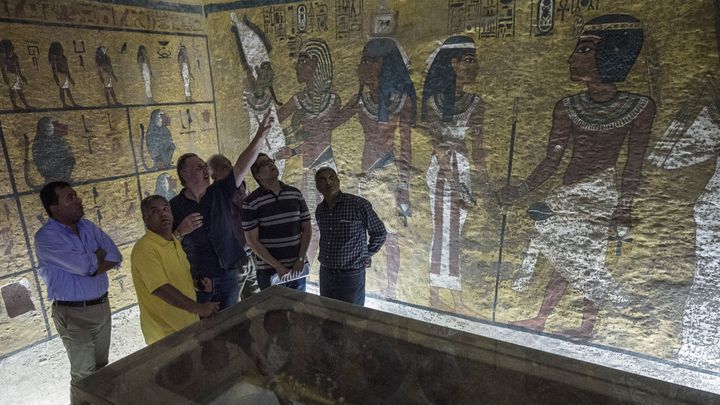 L'archéologue Nicholas Reeves et le ministre égyptien des Antiquités Mamdouh al-Damati (second en partant de la gauche), dans la tchambre funéraire de Toutankhamon le 28 septembre 2015.
 (Khaled Desouki / AFP)