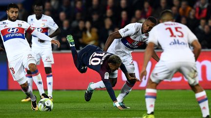 Le Parisien Neymar pris dans la nasse lyonnaise (FRANCK FIFE / AFP)