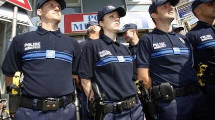 Des policiers municipaux à Nice, en 2009.&nbsp; (VALERY HACHE / AFP)