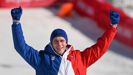 Clément Noël célèbre sa médaille d'or en slalom, lors des JO de Pékin 2022, le 16 février. (SUN FEI / XINHUA)