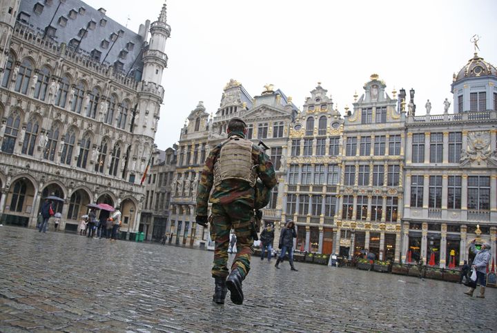 Un soldat patrouille sur la Grand Place à&nbsp;Bruxelles (Belgique), le 21 novembre 2015. (FRANCOIS LENOIR / REUTERS)