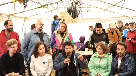 Basile Dutertre, l'une des voix du collectif écologiste des Soulèvements de la Terre, s'exprime lors de l'événement "Les Résistantes" sur le plateau du Larzac, le 4 août 2023, à La Couvertoirade (Aveyron). (CHARLY TRIBALLEAU / AFP)