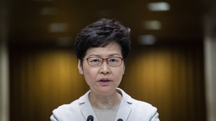 La cheffe de l'exécutif hongkongais, Carrie Lam, donne une conférence de presse le 26 novembre 2019. (NICOLAS ASFOURI / AFP)