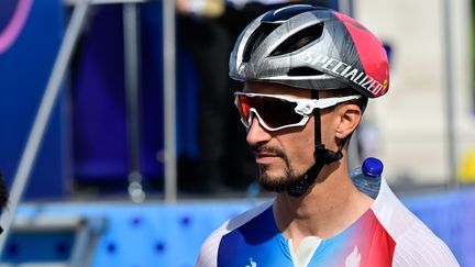 Le Français Julian Alaphilippe à l'occasion des Jeux olympiques de Paris, le 3 août 2024. (DIRK WAEM / AFP)