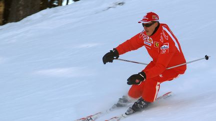 Michael Schumacher skie le 15 janvier 2006 &agrave;&nbsp;Madonna di Campiglio (Italie). (GILLES LEVENT / AFP)