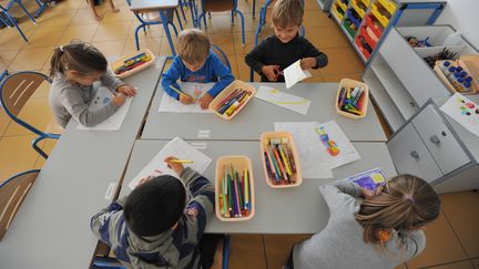 Des &eacute;coliers &agrave; Nantes (Loire-Atlantique), le 11 octobre 2013. (FRANK PERRY / AFP)