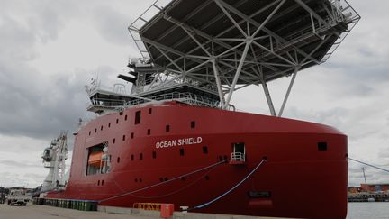 Le vaisseau australien&nbsp;Ocean Shield pr&egrave;s de&nbsp;Perth, en Australie, qui a particip&eacute; aux recherches de d&eacute;bris de l'avion disparu de la Malaysia Airlines, le 5 mai 2014. (GREG WOOD / AFP)