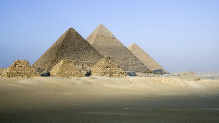 Les pyramides de Khéops, Kephren&nbsp;et Mykérinos, sur le plateau de Gizeh, près du Caire, en Egypte. (SIERPINSKI JACQUES / HEMIS.FR / AFP)