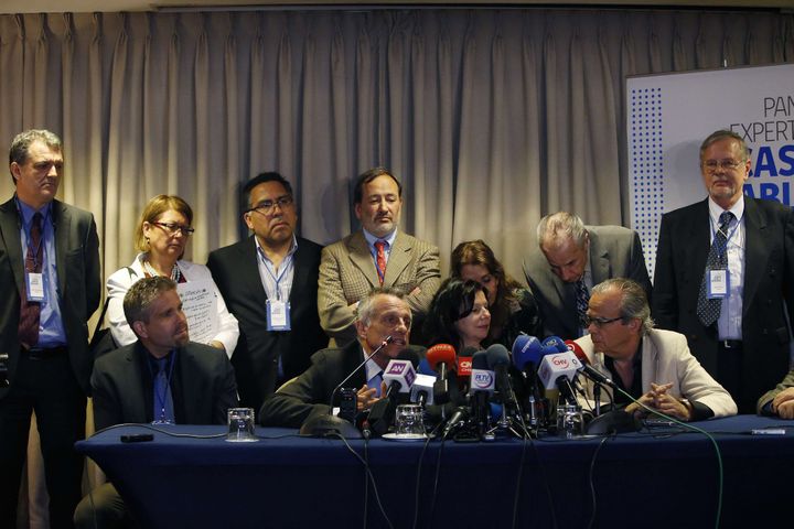 Le groupe d'experts chargés d'expliquer la mort du poète chilien en conférence de presse (octobre 2017)
 (ELVIS GONZALEZ/EFE/SIPA)