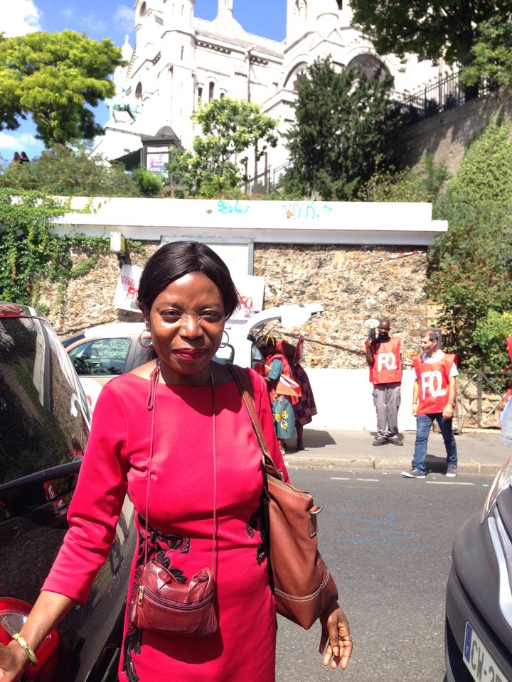 Dede Lier, agent d'entretien des toilettes publiques de la mairie de Paris, manifeste dans le 18e arrondissement de Paris pour le maintien de son emploi, le 23 juillet 2015.&nbsp; (CAMILLE ADAOUST / FRANCETV INFO)