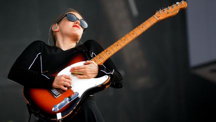 La Britannique Anna Calvi en concert en 2015. (FRED TANNEAU / AFP)