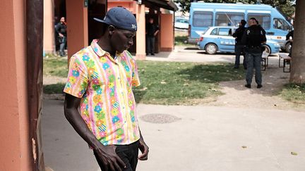 comme le raconte un jeune, entassé avec 100 personnes pendant cinq jours. Sa traversée a été extrêmement éprouvante. «Je savais que c'était loin mais je pensais que ce serait un grand bateau. Mais on n'a pas le choix, on ne peut pas repartir en arrière, il faut foncer en avant, vers la mer», raconte-t-il.  (AFP/Alberto Pizzoli )