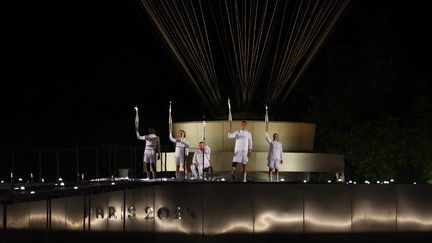 Charles-Antoine Kouakou, Elodie Lorandi, Fabien Lamirault, Alexis Hanquinquant et Nantenin Keita allument la vasque olympique, lors de la cérémonie d'ouverture des Jeux paralympiques, le 28 août 2024. (FRANCK FIFE / AFP)