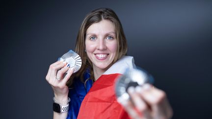 Auriane Mallo-Breton avec ses deux médailles d'argent. (JOEL SAGET / AFP)