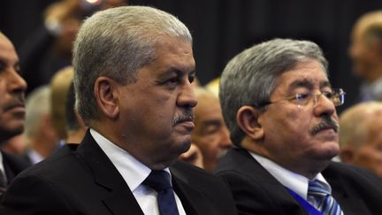 Les deux derniers Premiers ministres de l'ancien président Algérien Bouteflika, Abdelmalek Sellal (à gauche de la photo) et Ahmed Ouyahia. Il ont été condamnés le 25 mars 2020 par la cour d'appel d'Alger à 15 ans et 12 ans de prison ferme. Photo prise à Alger lors d'un meeting du RND le 5 mai 2016. (Farouk Batiche / AFP)