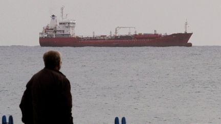 Un cargo passe au large de Limassol, &agrave; Chypre, le 11 janvier 2012. (ANDREAS LAZAROU / AFP)