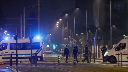 Des policiers patrouillent à Villeneuve-la-Garenne (Hauts-de-Seine), le 20 avril 2020.&nbsp; (GEOFFROY VAN DER HASSELT / AFP)