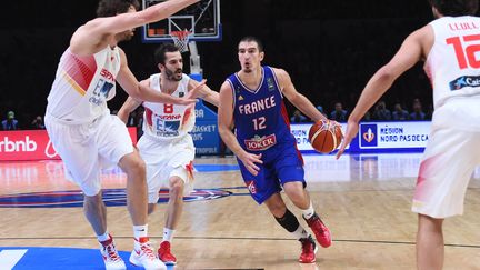 Nando De Colo, lors de la demi-finale de l'Eurobasket contre l'Espagne, le 17 septembre, &agrave; Villeneuve-d'Ascq (Nord). (EMMANUEL DUNAND / AFP)