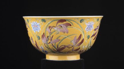 Porcelaine, décor d’émaux polychrome, Chine, Jingdezhen, (Jiangxi), marque et période Yongzheng (1723-1735)
	 
 (RMN-Grand Palais (musée Guimet, Paris) / Thierry Ollivier)