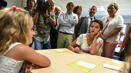 La ministre de l'Education nationale, Najat Vallaud-Belkacem, en visite dans une école de Sadirac (Gironde), le 27 août 2016. (UGO AMEZ / SIPA)