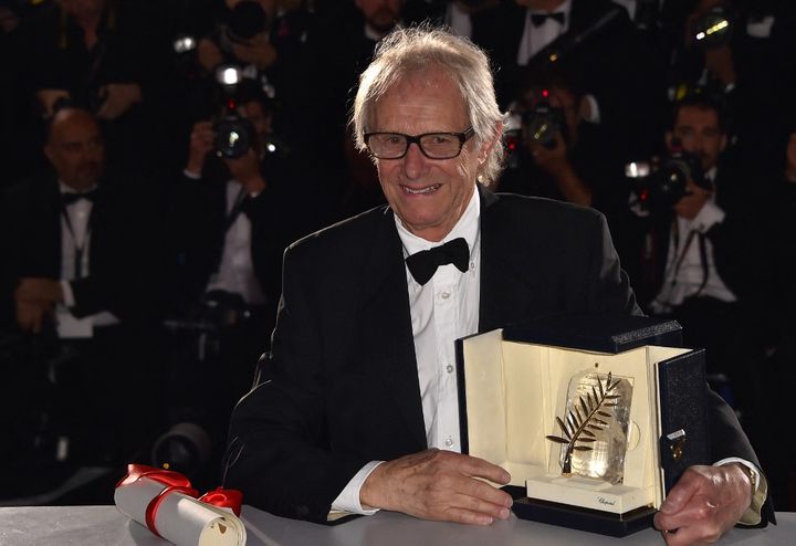 Ken Loach et sa Palme d'or pour "Moi, Daniel Blake", le 22 mai 2016 lors de la 69 édition du Festival de Cannes. (LOIC VENANCE / AFP)