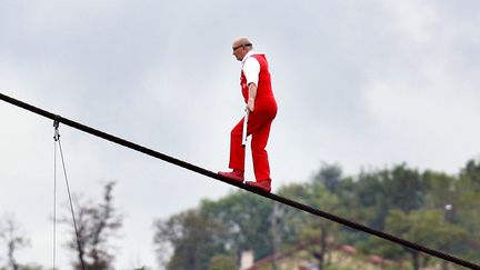 Le funambule Henry's traverse un puits de mine sur un câble, le 17 septembre 2006 à Saint-Etienne. Son dernier exploit avant de mettre fin à sa carrière...
 (Philippe Merle / AFP)