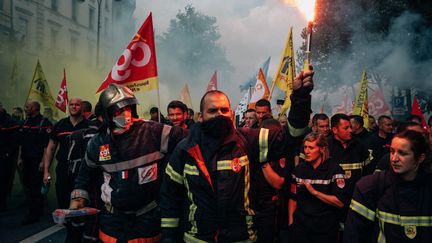 Des pompiers manifestent à Paris, le 15 octobre 2019. (MATHIAS ZWICK / HANS LUCAS / AFP)