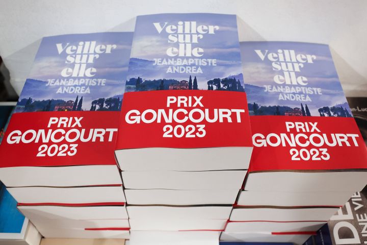 Des piles du Prix Goncourt 2023, "Veiller sur elle", de Jean-Baptiste Andrea, dans la librairie L'Iconoclaste de Nice (Alpes-Maritimes), le 13 novembre 2023. (SYSPEO/SIPA)