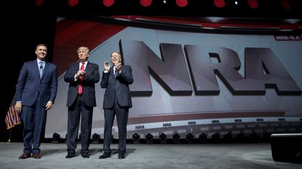 Donald Trump, président des USA au Congrès de la NRA (National Rifle Association) en compagnie du président de la NRA Wayne LaPierre (gauche) et de Chris Cox, directeur exécutif de la NRA (à droite), le 28 avril 2017, à Atlanta (Géorgie). (JIM WATSON / AFP)