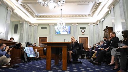 Frances Haugen devant les sénateurs américains à Washington, le 5 octobre 2021. (POOL / GETTY IMAGES NORTH AMERICA / AFP)