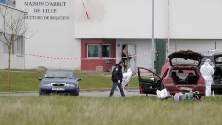 Des experts devant la prison de Sequedin le 13 avril 2013, apr&egrave;s l'&eacute;vasion de Redoine Fa&iuml;d. (FRANCOIS LO PRESTI / AFP)