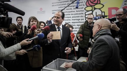 Une simulation de vote organisée par le PS à l'approche de la primaire de la gauche à Paris, le 9 janvier 2017. (PHILIPPE LOPEZ / AFP)