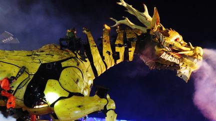 Long Ma, cheval-dragon fabriqué dans les ateliers de la compagnie "La machine" à NAntes, fait ses premiers pas en Chine
 (Song fan / Imaginechina / AFP)