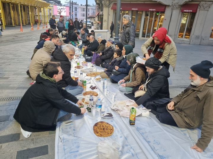 Dans le cœur d’Istanbul, un groupe de croyants installe des nappes à même la rue et se prépare à rompre le jeûne du ramadan, le 23 mars 2023. (MARIE-PIERRE VEROT / RADIO FRANCE)