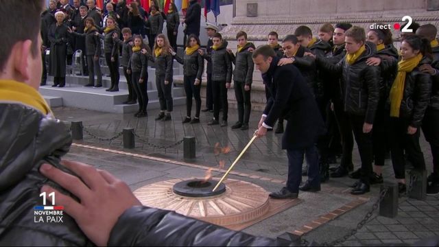 11-Novembre : Emmanuel Macron ravive la flamme du Soldat inconnu