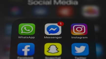 Les trois messageries WhatsApp, Messenger, Instagram ont été en panne, vendredi 19 mars. (MUHAMMED SELIM KORKUTATA / ANADOLU AGENCY / AFP)