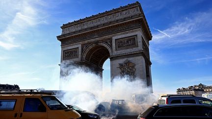 Près de 7&nbsp;200 policiers et gendarmes étaient mobilisés samedi 12 février pour faire respecter l'interdiction des "convois de la liberté" dans les rues de Paris. (Sameer Al-DOUMY / AFP)