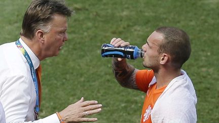 Le s&eacute;lectionneur des Pays-Bas, Louis Van Gaal, donne des consignes tactiques &agrave; son joueur Wesley Sneijder, lors du match Pays-Bas-Mexique, le 29 juin 2014 &agrave; Fortaleza (Br&eacute;sil).&nbsp; (THEMBA HADEBE /AP/SIPA )