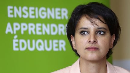 La ministre de l'Education, Najat Vallaud-Belkacem, le 7 mai 2015 dans un coll&egrave;ge des&nbsp;Mureaux (Yvelines). (PHILIPPE WOJAZER / AFP)