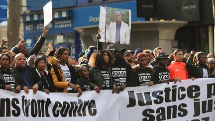 L'association Justice pour Adama manifeste le 5 novembre 2016 à Paris pour réclamer "la mise en examen des gendarmes et une instruction des plus transparente" apres la mort d'Adama Traore lors de son interpellation en juillet dans le Val-d'Oise. (SEVGI / SIPA)