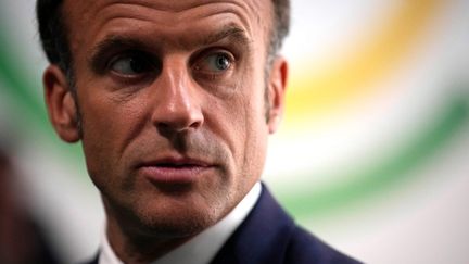 Emmanuel Macron, lors de la session de clôture du sommet pour un nouveau pacte financier mondial, le 23 juin 2023, à Paris. (LEWIS JOLY / POOL / AFP)