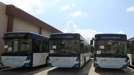 Une partie de la flotte de bus garée dans un hangar de Tripoli, le 3 septembre 2019. Leur premier voyage devrait avoir lieu bientôt, selon le propriétaire de la société. (MAHMUD TURKIA / AFP)