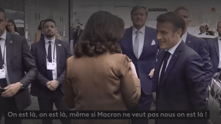 "On est là, même si Macron ne veut pas de nous, on est là", a scandé un manifestant à plusieurs reprises avant d'être plaqué au sol pour être interpellé par la police d'Amsterdam, où le chef d'Etat était en visite.