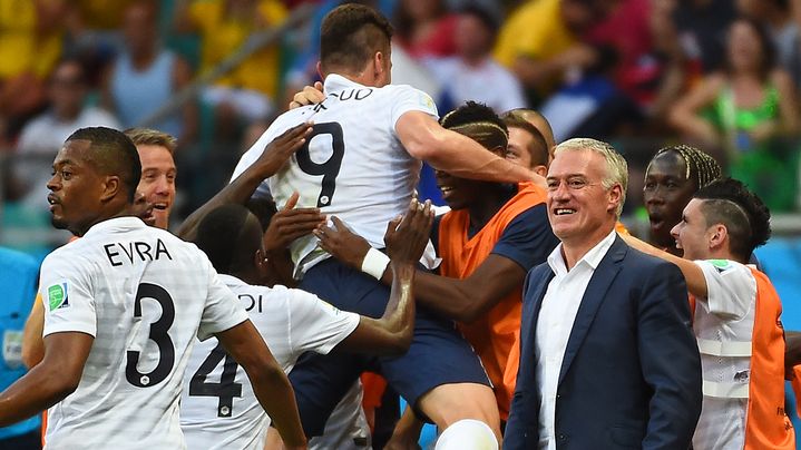 Didier Deschamps et ses joueurs fêtent le premier but de la large victoire des Bleus contre la Suisse (5-2) au Mondial 2014, le 20 juin 2014 à Salvador de Bahia (Brésil). (ANNE-CHRISTINE POUJOULAT / AFP)