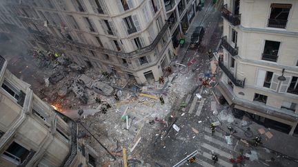 Une vue en hauteur de l'intersection entre la rue de Trévise et la rue Sainte-Cécile où a eu lieu l'explosion d'une boulangerie, le 12 janvier 2019.&nbsp; (CARL LABROSSE / AFP)