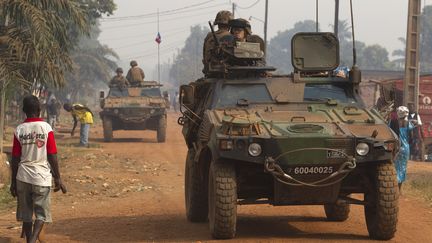 Des soldats fran&ccedil;ais patrouillent dans Bangui, la capitale centrafricaine, le 14 janvier 2014. (SIEGFRIED MODOLA / REUTERS)