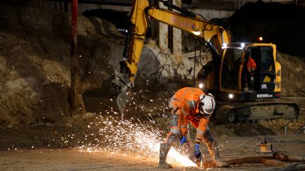 Un ouvrier travaille sur le chantier de la gare de Saint-Denis Pleyel (Seine-Saint-Denis), le 5 février 2021. (LUDOVIC MARIN / AFP)