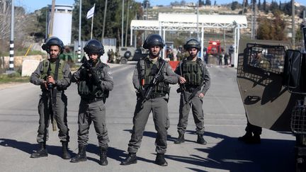 Les soldats israéliens prennent des mesures de sécurité après l'attaque du&nbsp;point de contrôle&nbsp;de Beit-El, dimanche 31 janvier 2016. (ISSAM RIMAWI / ANADOLU AGENCY)