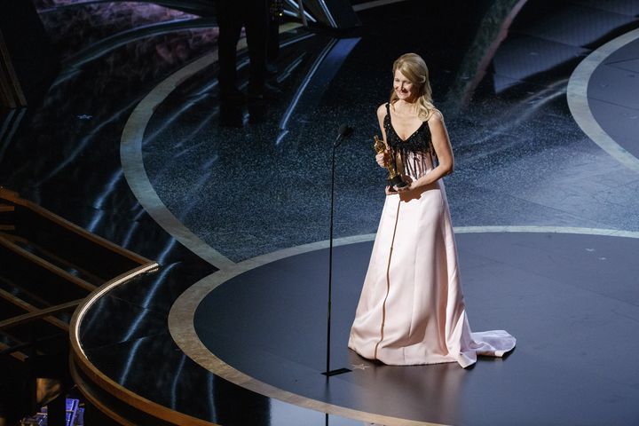 Laura Dern&nbsp;en&nbsp;robe Armani avec un corsage noir à franges incrusté de pierres et une jupe rose poudre fluide.&nbsp;92e cérémonie des Oscars, dans la nuit du dimanche 9 au lundi 10 février à Los Angeles.&nbsp; (ARTURO HOLMES / WALT DISNEY TELEVISION)