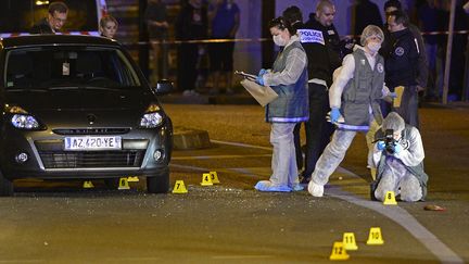 La police proc&egrave;de aux premi&egrave;res constatations apr&egrave;s la mort d'un jeune homme de 17 ans, jeudi 9 mai, tu&eacute; de 23 balles alors qu'il &eacute;tait au volant d'un v&eacute;hicule dans les rues de Marseille (Bouches-du-Rh&ocirc;ne). (BORIS HORVAT / AFP)